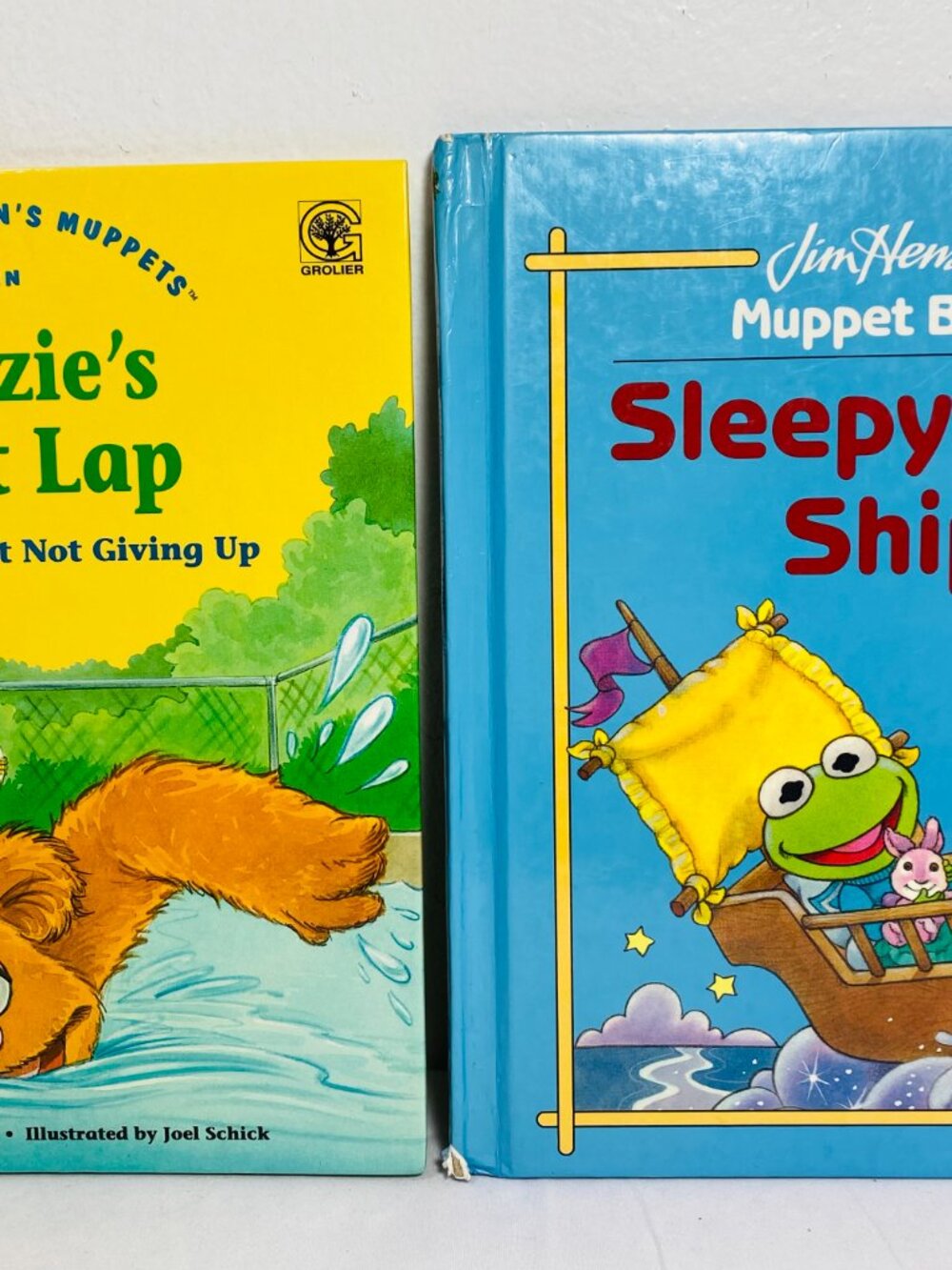 (2) VNTG Muppets Books: Fozzie's Last Lap 1993, Sleepytime Ship 1992 - EUC